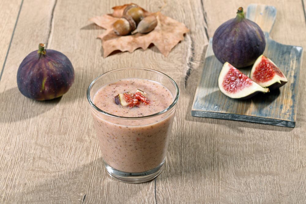 Batido de higos, avena y canela