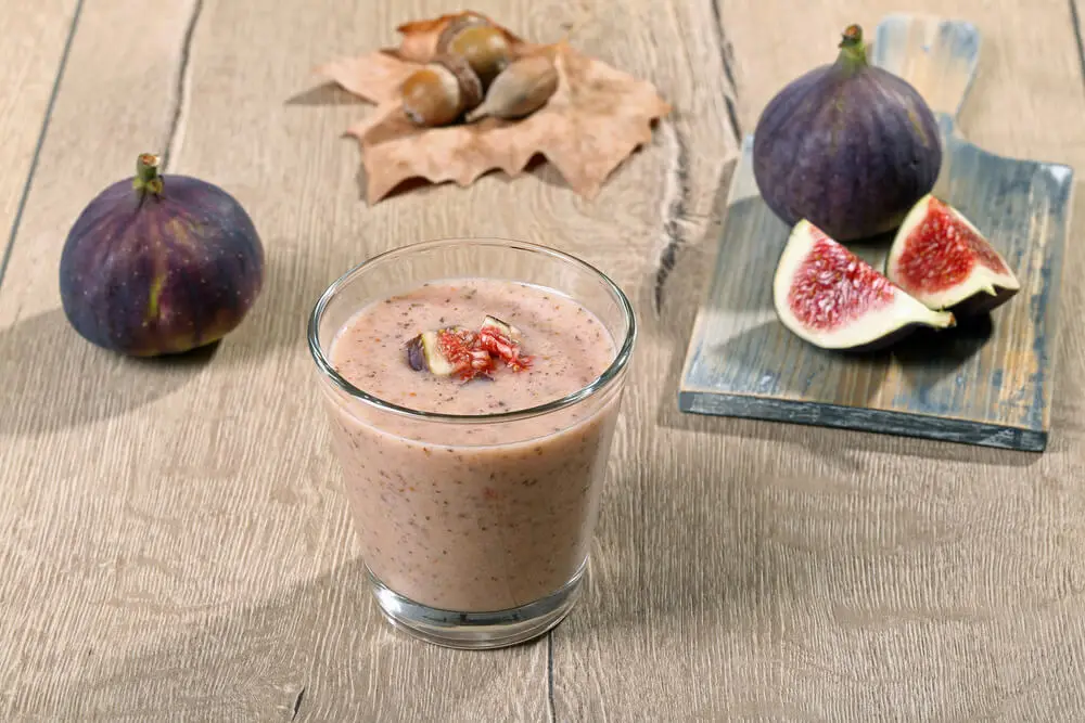 Batido de higos, avena y canela