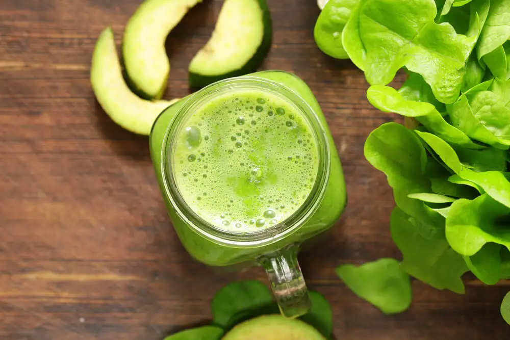 Jugo de hojas verdes como remedio natural para desintoxicar el hígado.