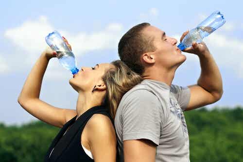 Beber agua para estar hidratados.