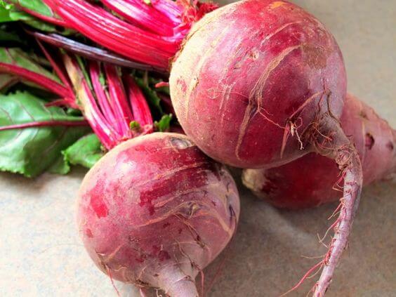 La remolacha es fuente de betaína y por ella tiene su nombre este nutriente