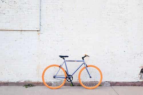 bicicleta apoyada en pared