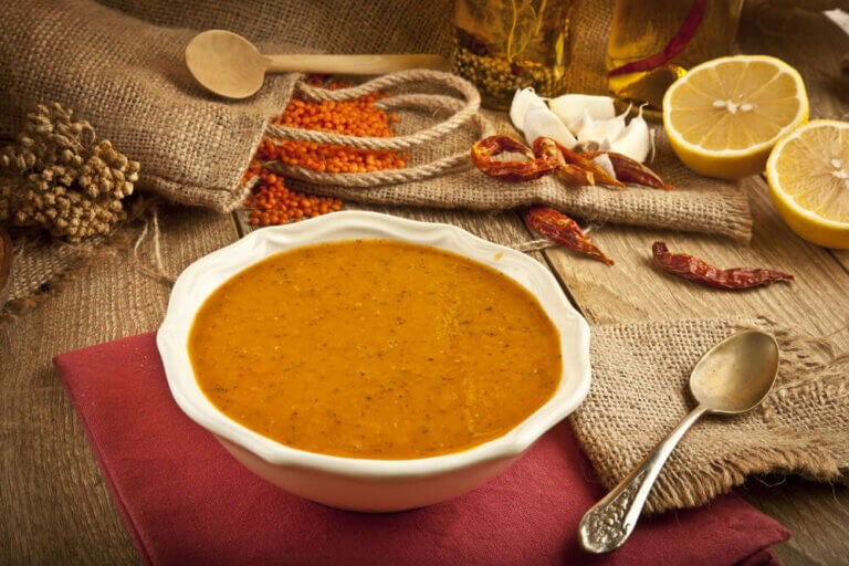 Aprende a hacer crema de lentejas con esta receta fácil
