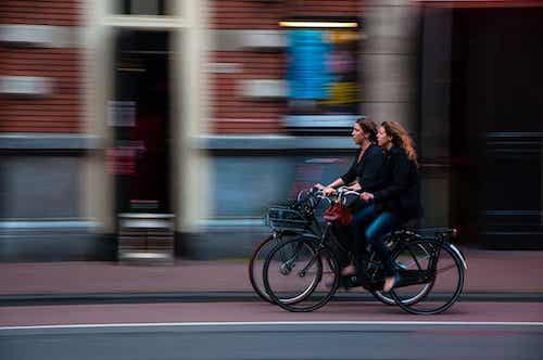 2 mujeres en bici por la ciudad
