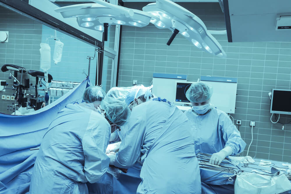 Médicos realizando una cirugía.