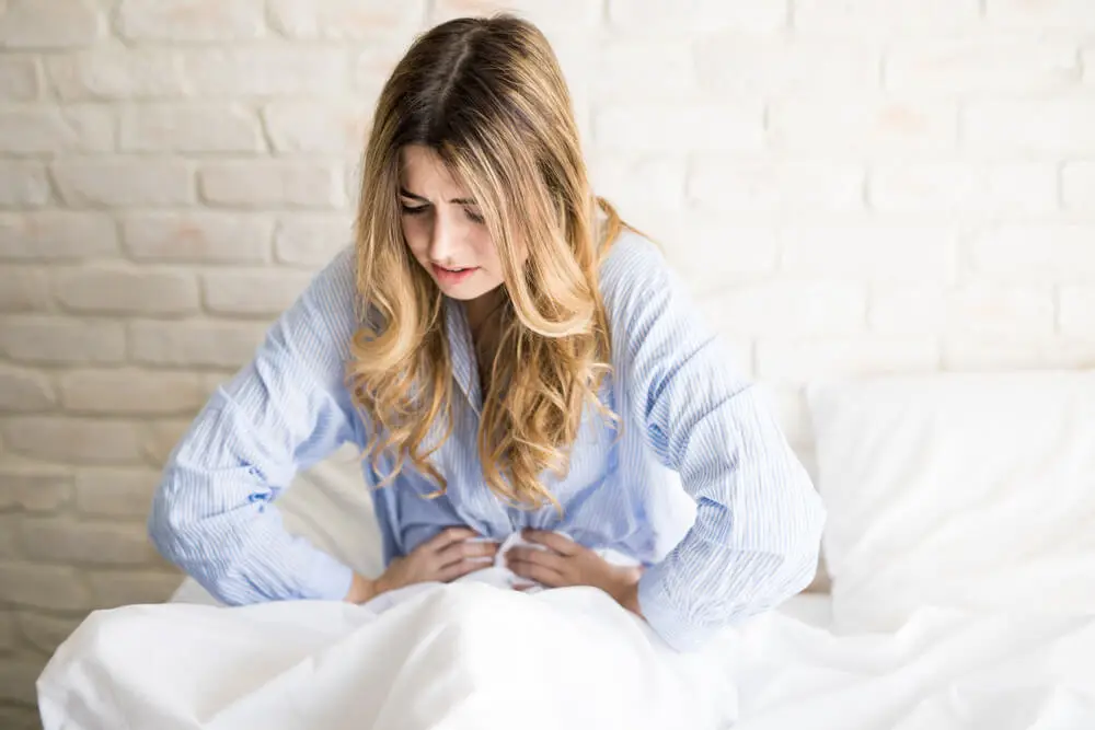 Mujer con dolores en el abdomen.