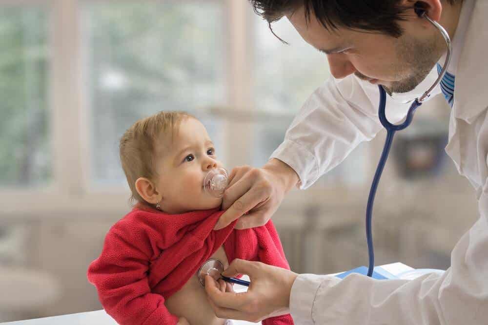 Médico observando a un niño con neumonía.