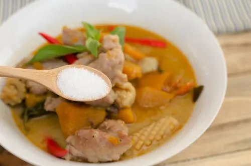 plato con glutamato monosódico