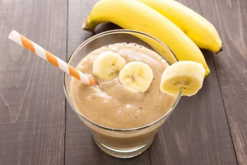 Batido de plátano con trozos de plátano