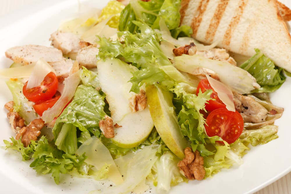 Ensalada César con manzana y mostaza