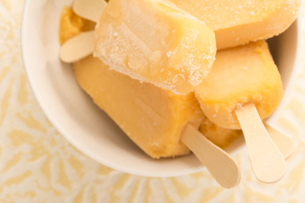 Helado de yogur y mango.