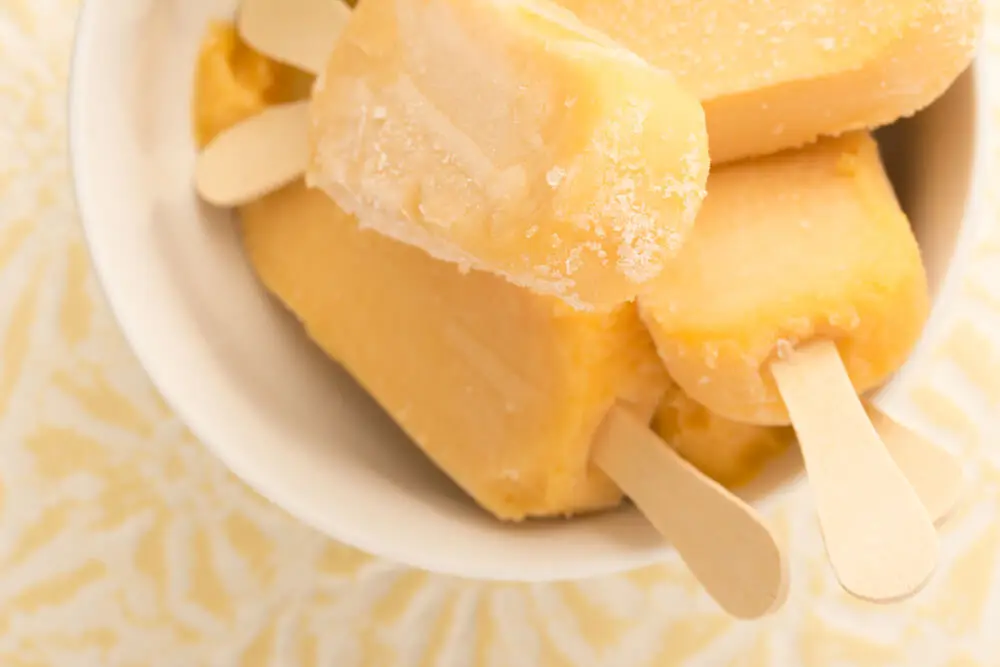 Helado de yogur y mango.
