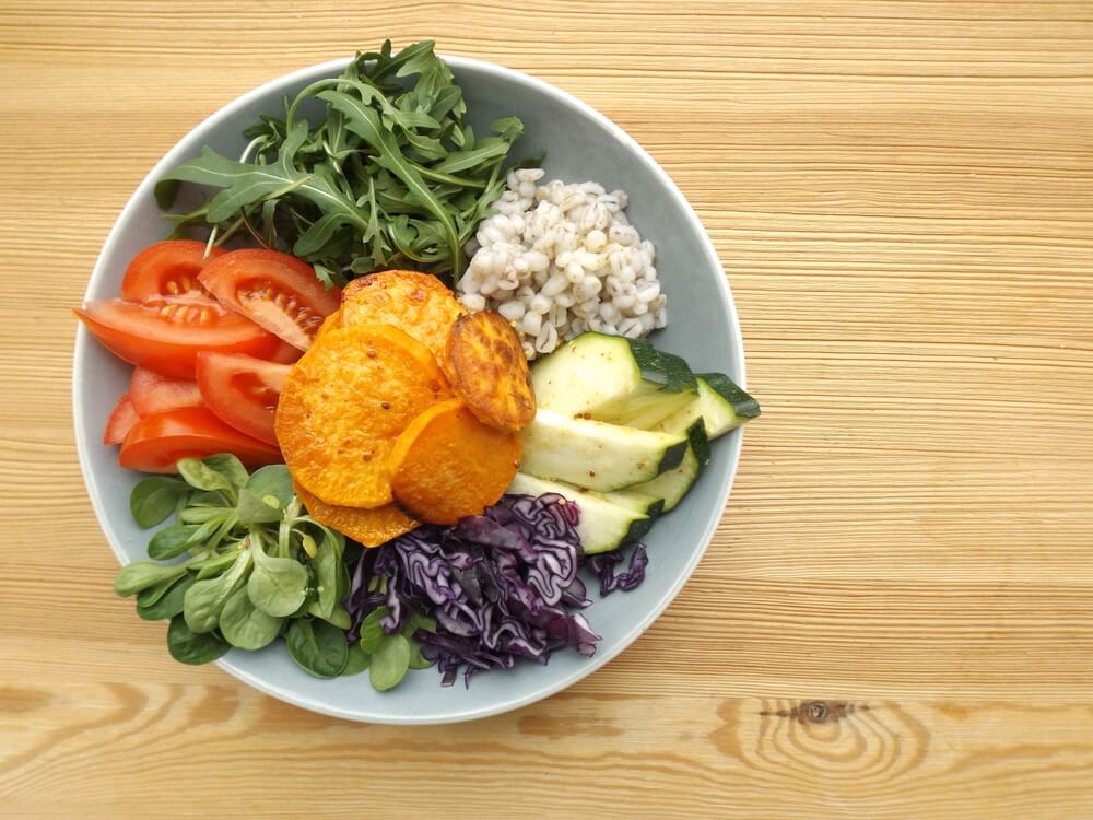 Plato de vegetariano con verduras para mantener un peso equilibrado