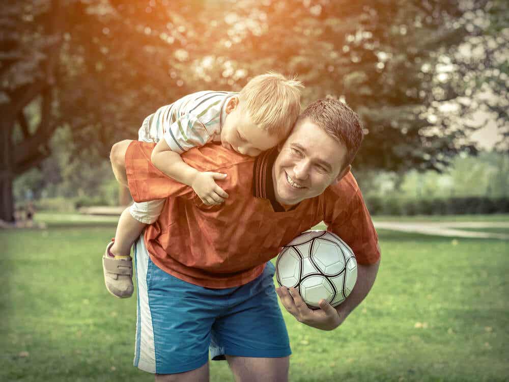 Fettleibigkeit bei Kindern verhindern - Vater mit Sohn beim Fußball