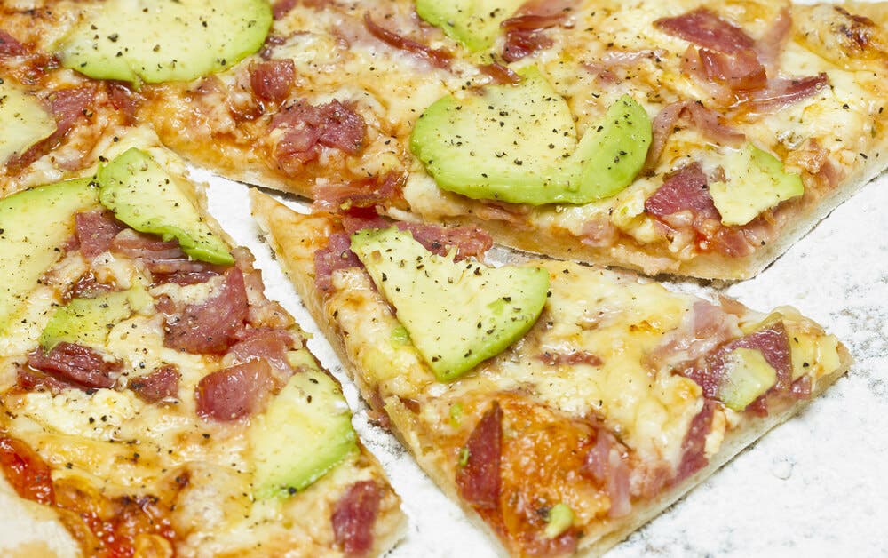 Pizza con aguacate y jamón serrano