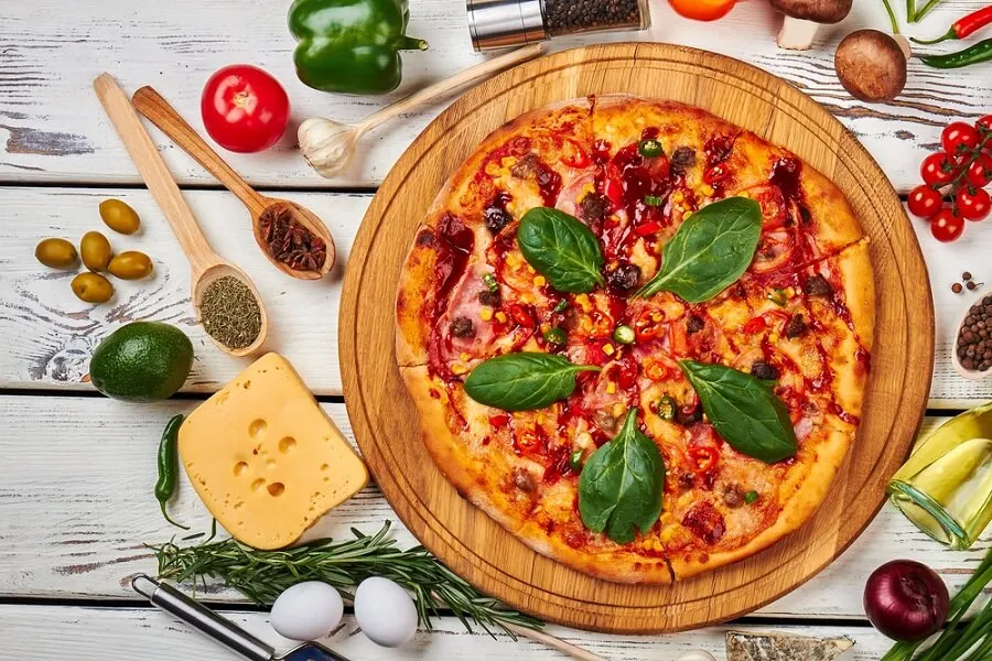 Pizza de aguacate con chile y emmenthal