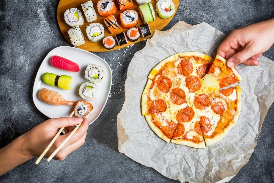 Pizza de aguacate y tomate fresco en sartén