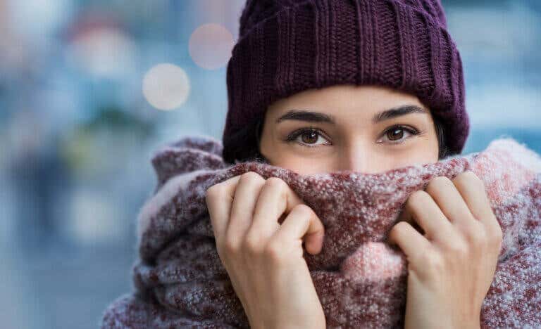 ¿Por qué las mujeres sienten más frío que los hombres?