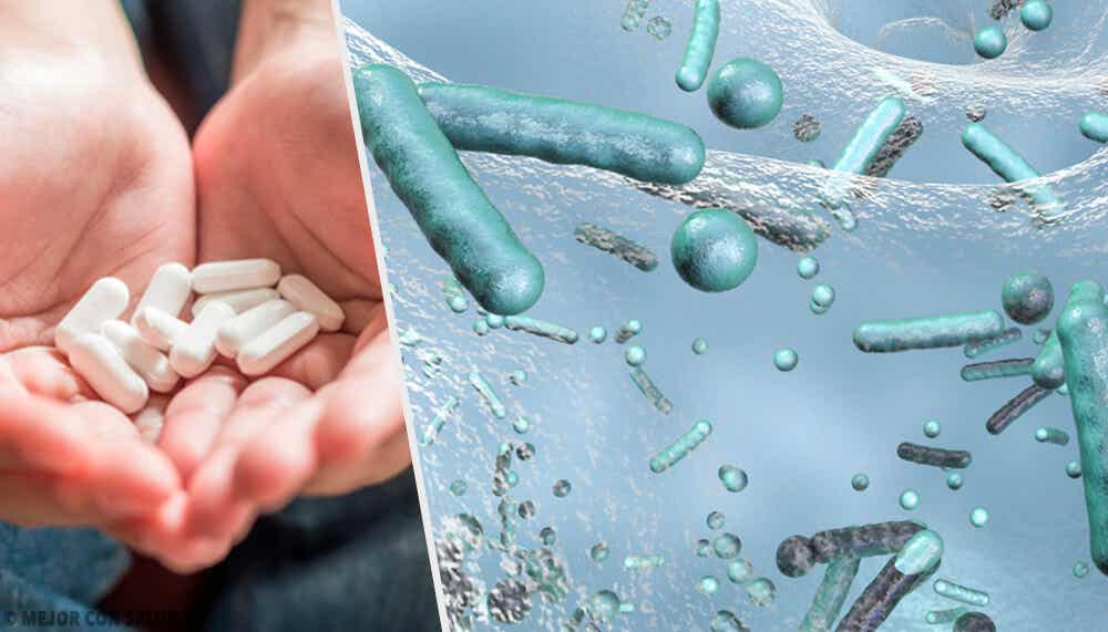 Pastillas en una mano y recreación de microorganismos: sepsis urinaria.