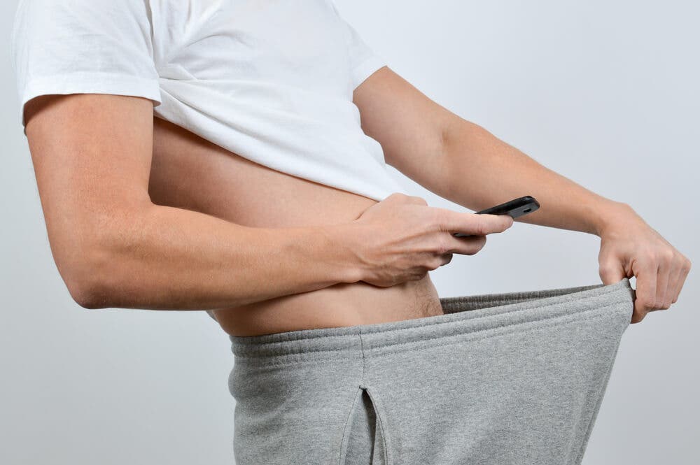 Homme qui prend son sexe en photo.