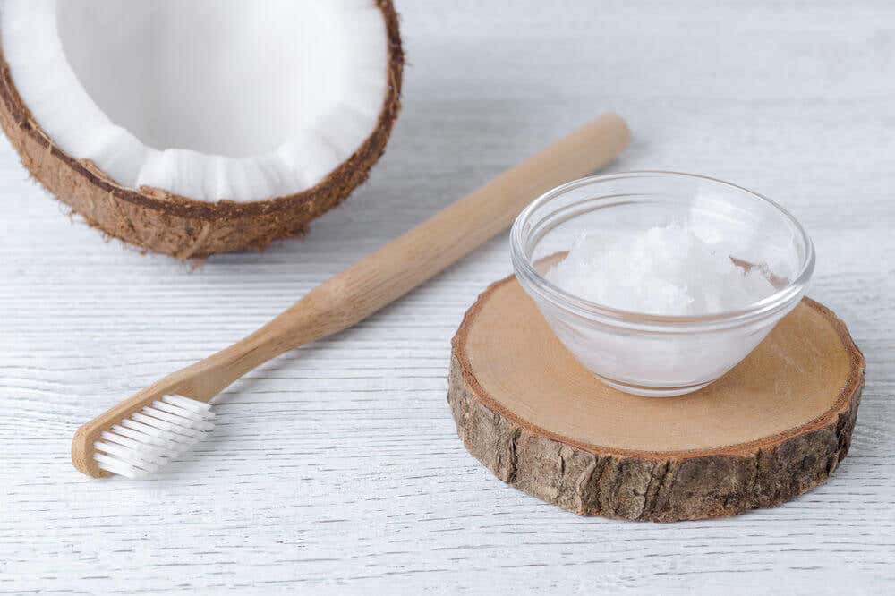 El aceite de coco en crema se utiliza como complemento de la higiene bucal.