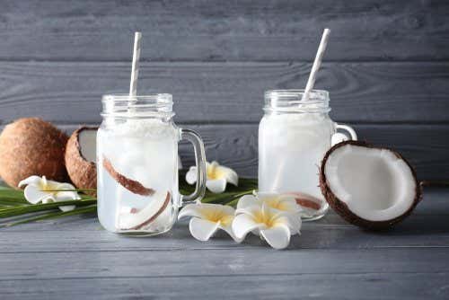 Coco y agua de coco.