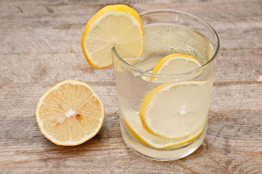 Agua con limón remedios matutinos para combatir la celulitis