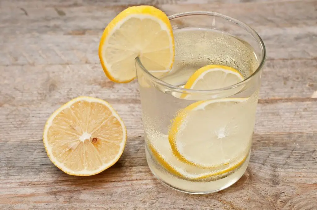 Agua con limón