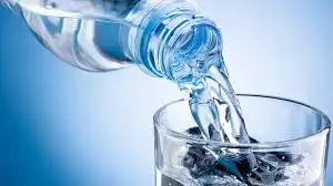 Agua-pura-en-un-vaso