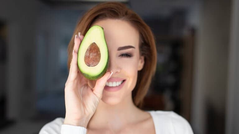 Cómo usar aguacate para restaurar el cabello dañado