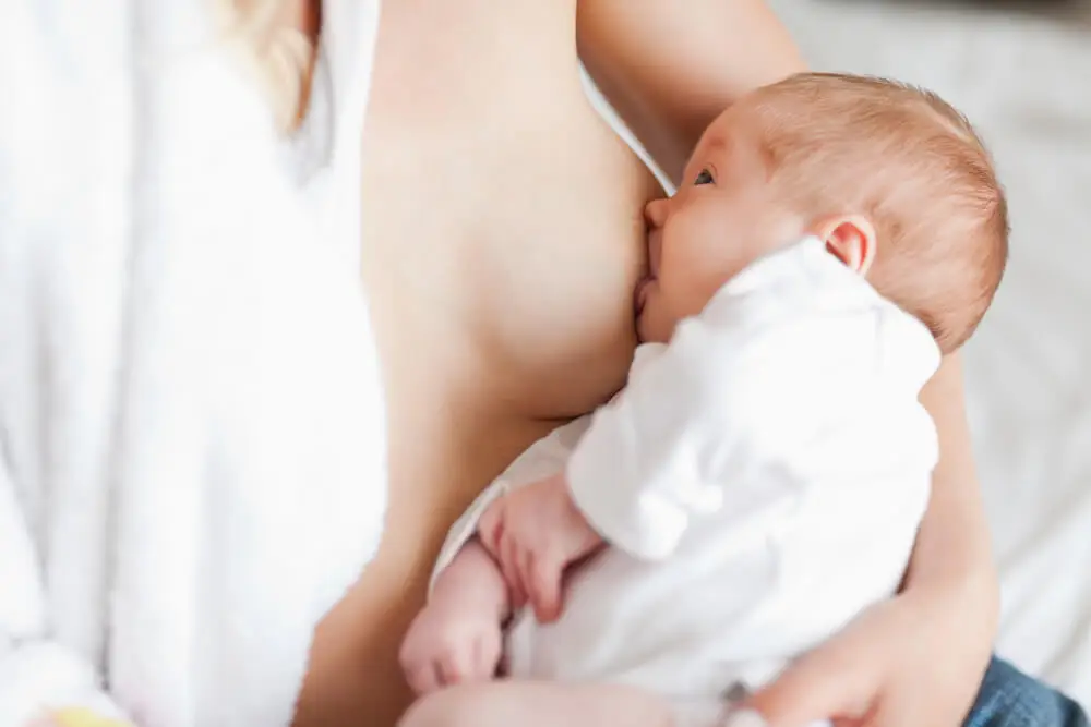Fettleibigkeit bei Kindern - Mutter stillt ihr Baby