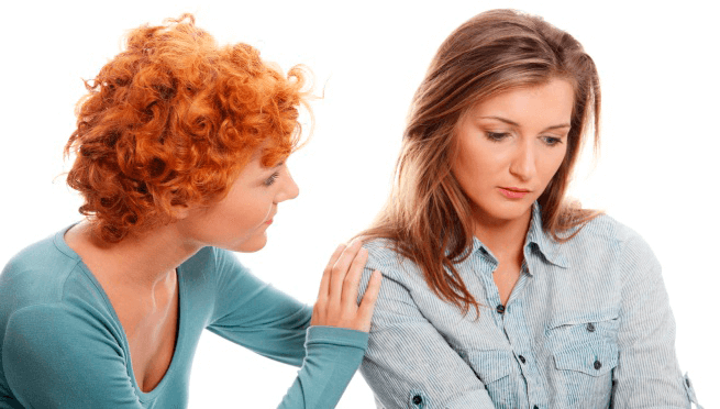 Amiga consolando a otra