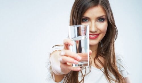 No beber suficiente agua - Razones por las que podrías sentirte agotado