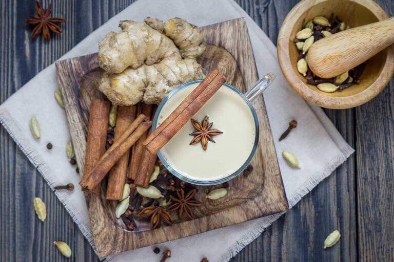 Bebida curativa de canela y jengibre para combatir la tos