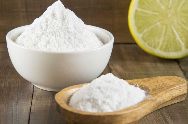Bicarbonato de sodio junto a una rodaja de limón.