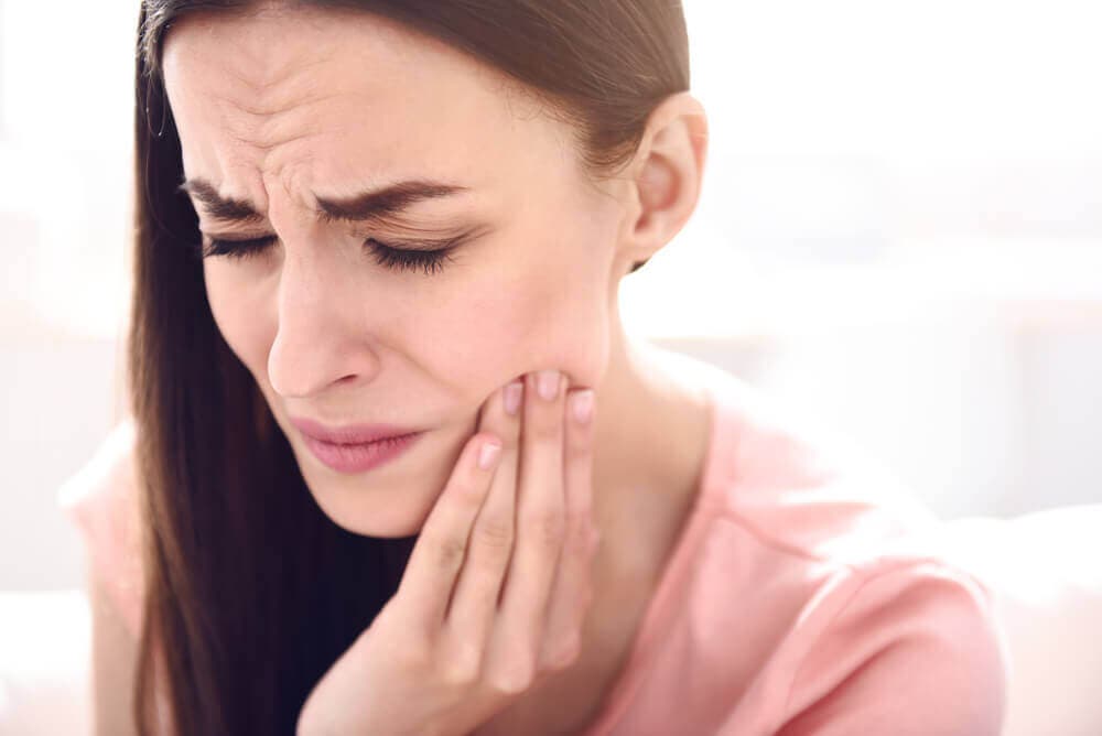 Mujer con dolor por cálculo de la glándula salival.