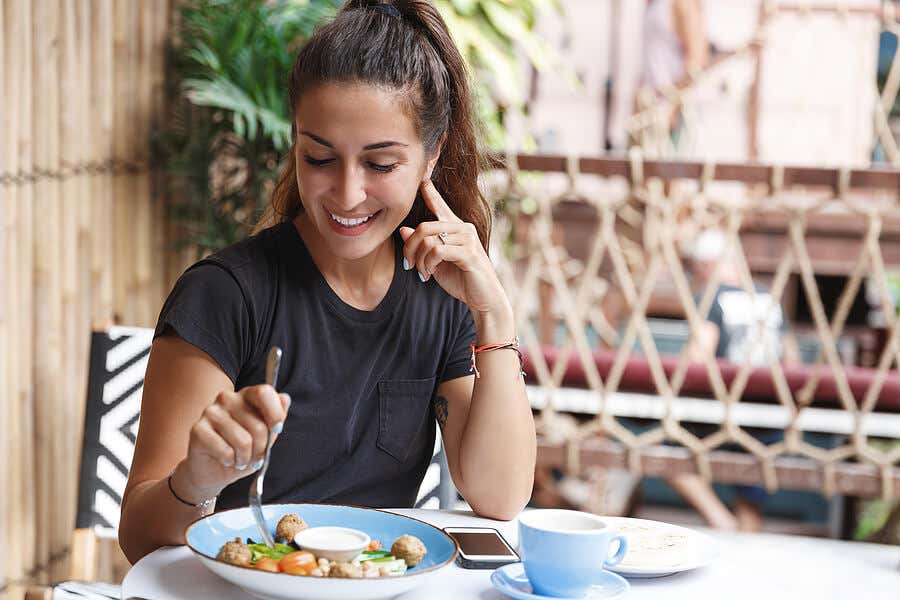 21-Tage-Plan - lächelnde Frau beim Essen