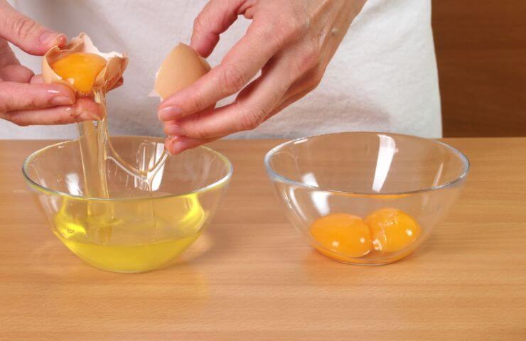 Separación de clara y yema de huevo.