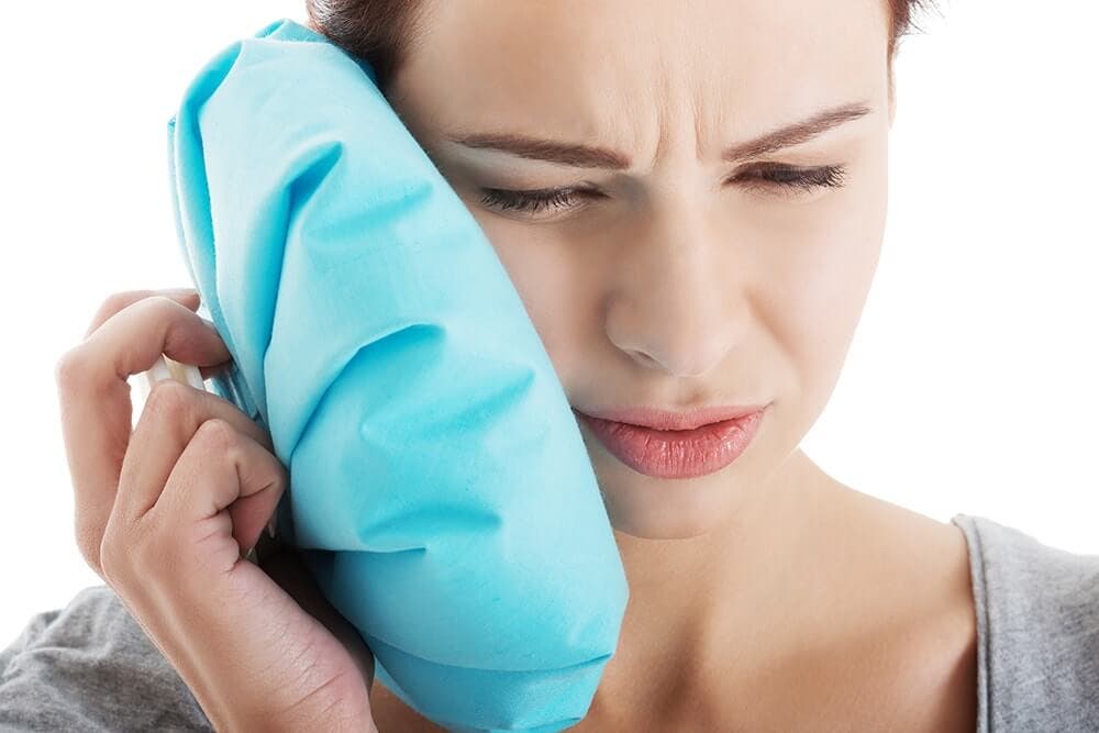 compresa para el dolor apoyada contra la cara