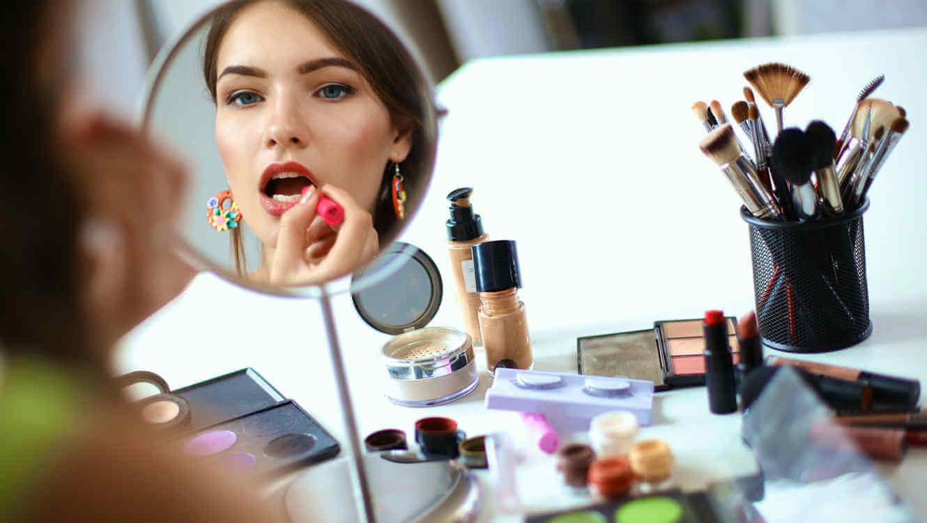 Femme qui se maquille.