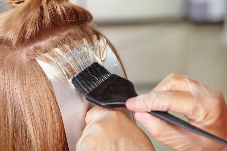 8 Malos Hábitos Que Afectan La Salud De Tu Cabello Mejor Con Salud 9517