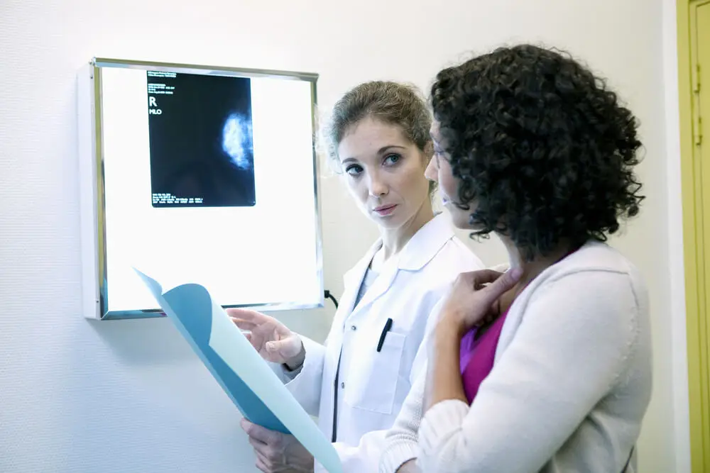 Patiente en consultation pour cancer du sein