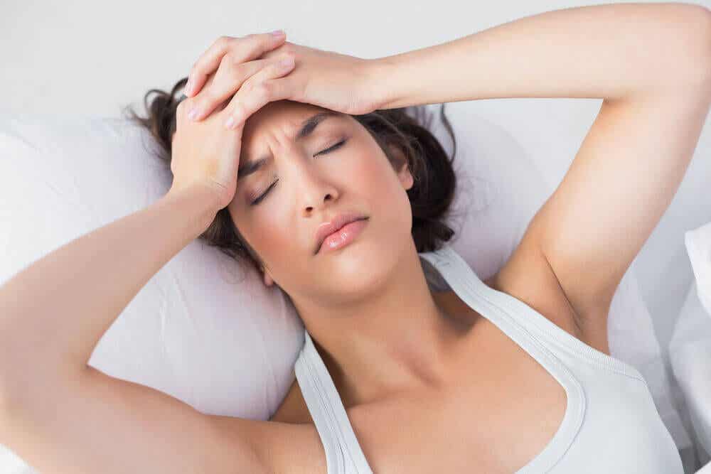 Mujer con dolor de cabeza debido a la dieta cetogénica