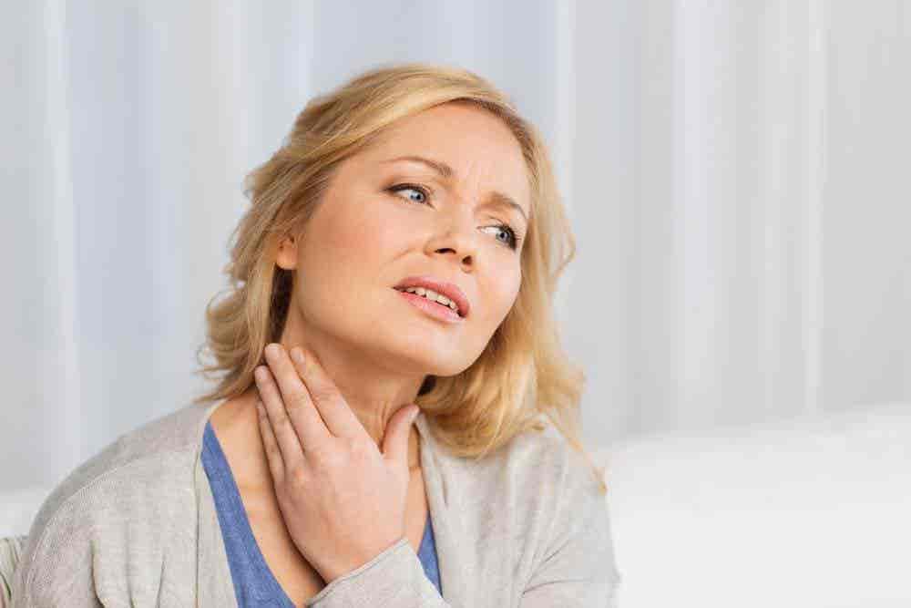 Mujer con nódulos tiroideos