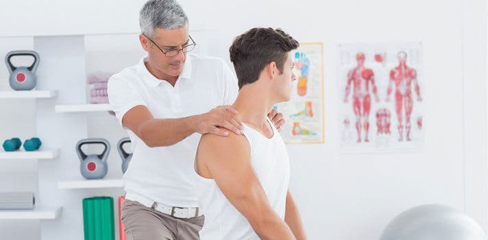Hombre en el fisioterapeuta.