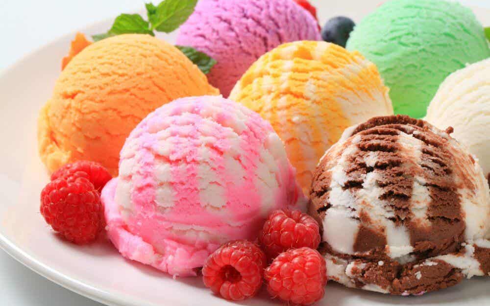 Hacer helado de sabores.