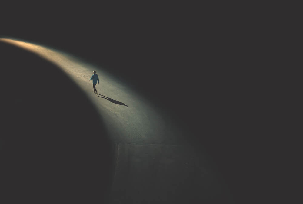 Hombre caminando solo