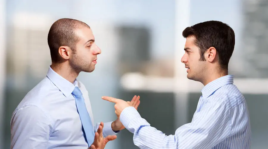 Hombre culpando a otro, proyección psicológica