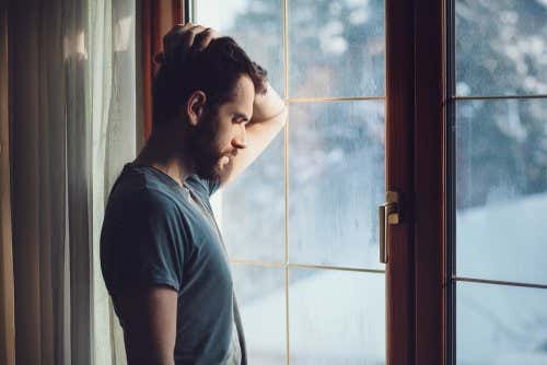 Hombre en la ventana triste