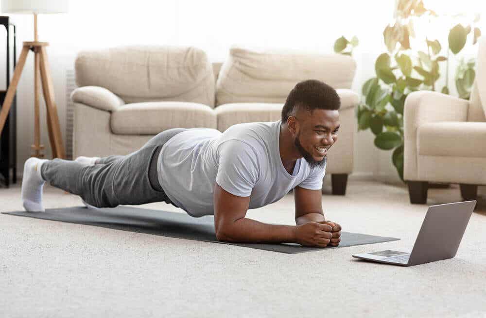 Homme sur un tapis faisant des exercices à la maison.